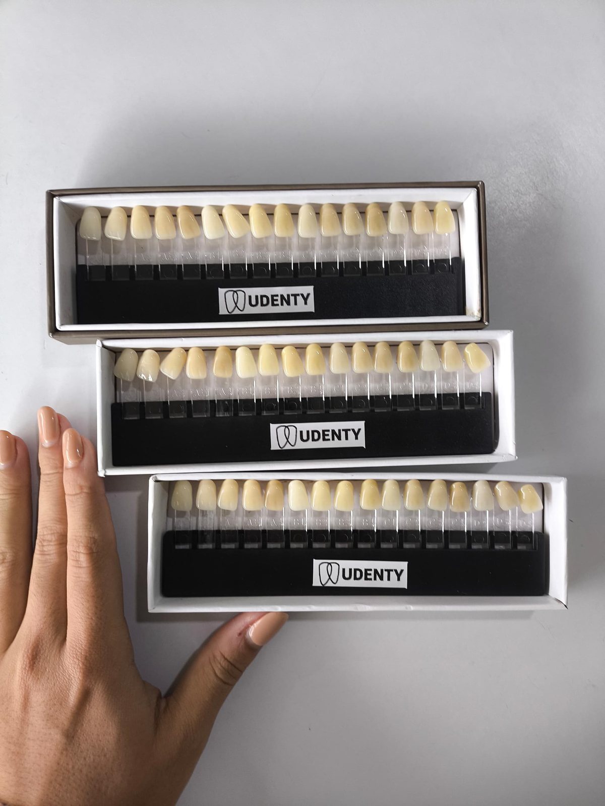 Cajas de dientes acrílicos UDENTY® con la guía de tonos